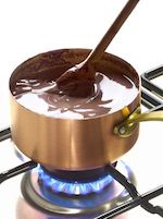 Remuer un chocolat chaud ‡ la casserole