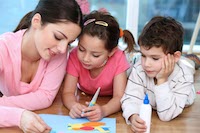 nanny_doing_crafts_with_kids